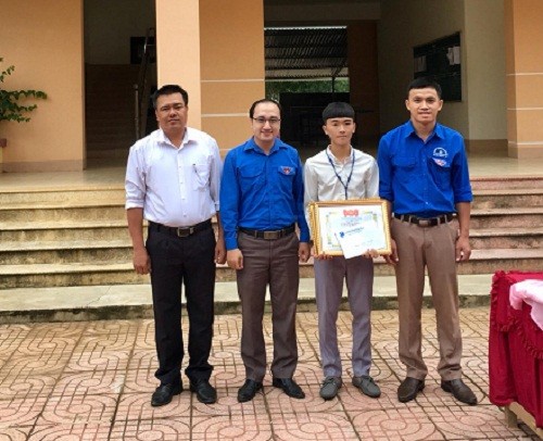 Tuyên dương nam sinh dũng cảm cứu người giữa dòng nước lũ Tuyên dương nam sinh dũng cảm cứu người giữa dòng nước lũ