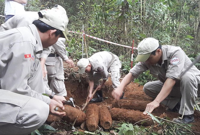 Kinh hãi phát hiện hầm đạn pháo 'khủng' trong vườn nhà Hầm đạn pháo được tìm thấy tại vườn nhà anh Hồ Văn Giai. Ảnh: C.S