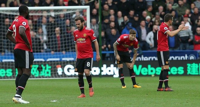 Cầu thủ M.U suy sụp vì bị Mourinho mắng M.U cần nhanh chóng lấy lại phong độ bởi thời gian tới, họ sẽ phải đối mặt với lịch thi đấu dày đặc