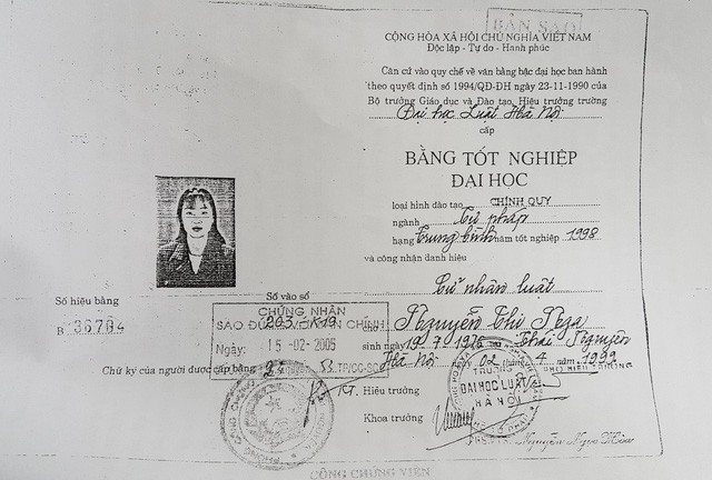 Làm thủ tục cách chức thẩm phán dùng bằng cấp 3 giả Bằng tốt nghiệp Đại học Luật Hà Nội của bà Nguyễn Thị Nga - Thẩm phán TAND thành phố Thái Nguyên, tỉnh Thái Nguyên vừa bị thu hồi (Ảnh: Thế Kha).