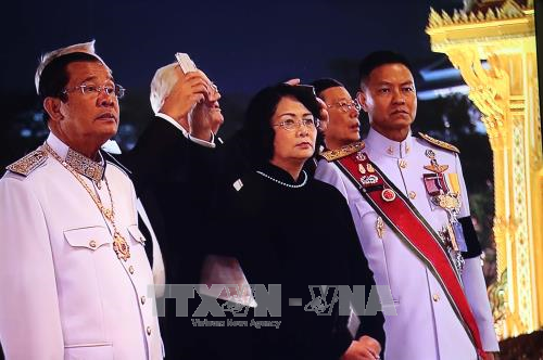 Phó Chủ tịch nước Đặng Thị Ngọc Thịnh dự Lễ hỏa táng cố Nhà Vua Thái Lan Đoàn đại biểu cấp cao Việt Nam, do Phó Chủ tịch nước Đặng Thị Ngọc Thịnh dẫn đầu, tham dự Lễ hỏa táng cố Nhà Vua Thái Lan Bhumibol Adulyadej. Ảnh (chụp qua màn hình): Tấn Nam/TTXVN