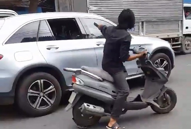 Lời khai của kẻ điên cuồng dùng mã tấu chặt kính ô tô ở Sài Gòn Nam thanh niên ngang nhiên dùng mã tấu chém vỡ kính chiếu hậu của hàng chục xe ô tô đang chạy trên đường tại TP.HCM. Ảnh cắp từ clip