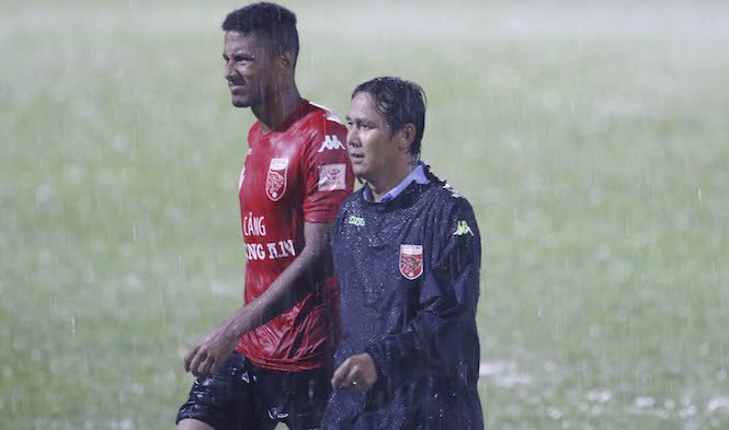 Long An rớt hạng V.League trước 2 vòng đấu Trận thua này đã đẩy thầy trò HLV Nguyễn Minh Phương rớt hạng trước 2 vòng đấu.