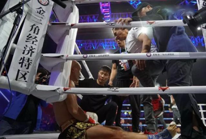 'Đệ nhất Thiếu Lâm' thua quyền thủ Thái, đàn em muốn hạ sơn phục hận Nhất Long bị võ sĩ Thái đánh gục.