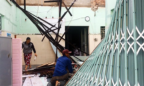 Lốc xoáy làm tốc hàng loạt mái nhà ở Bình Dương Lốc xoáy làm tốc hàng loạt mái nhà ở Bình Dương