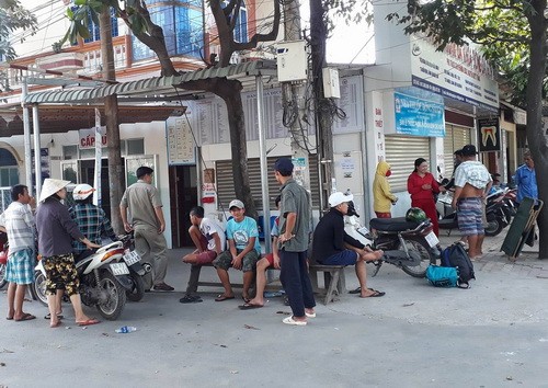 Cụ bà 94 tuổi tử vong khi đang truyền dịch tại phòng khám tư Phòng khám nơi cụ bà truyền dịch rồi tử vong, đông người tụ tập trưa 22/11.
