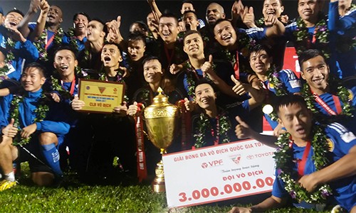 V-League 2017 hạ màn, Quảng Nam lần đầu vô địch Quảng Nam (áo trắng) đã giành ngôi vô địch lịch sử. Ảnh: Vnexpress