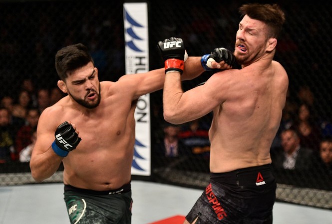 Cú đấm trời giáng đưa huyền thoại UFC vào 'ác mộng' Thượng Hải Michael Bisping (phải) đổ gục sau khi dính cú đòn này.