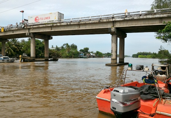 Chìm sà lan chở cát ở Tiền Giang, 2 vợ chồng mất tích Hiện trường vụ tai nạn khiến 2 người mất tích.