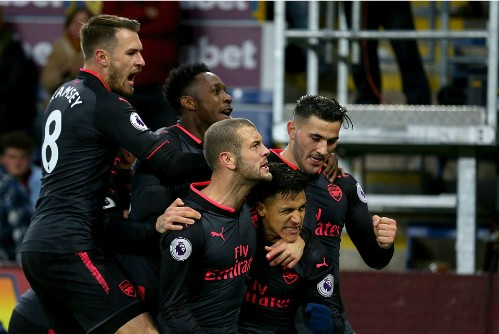 Quả phạt đền phút bù giờ đưa Arsenal vào Top 4 Cầu thủ Arsenal ôm lấy Sanchez mừng chiến thắng vô cùng quan trọng mùa này. Ảnh: AFP.