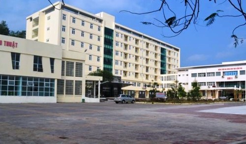 Người đàn ông rơi từ tầng 6 bệnh viện Cẩm Phả xuống đất tử vong Bệnh viện Đa khoa khu vực Cẩm Phả. Ảnh: QTV