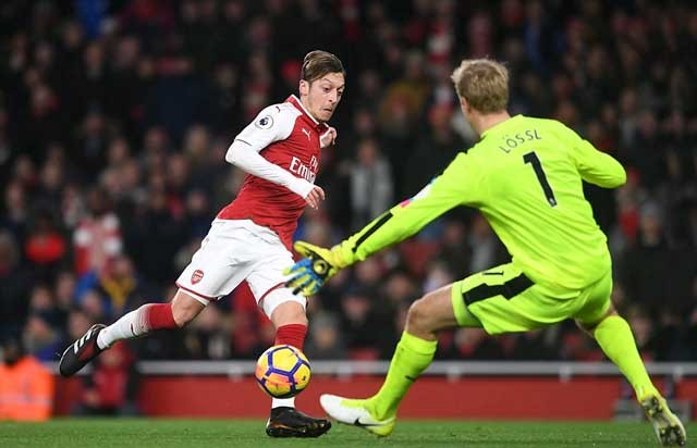 Arsenal vùi dập Huddersfield trong ngày Oezil rực sáng Arsenal vùi dập Huddersfield trong ngày Oezil rực sáng
