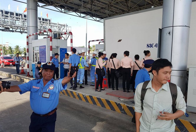 Phóng viên bị ngăn cản tác nghiệp tại BOT Cai Lậy Phóng viên bị ngăn cản tác nghiệp tại BOT Cai Lậy