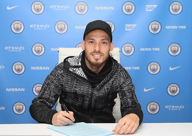 Man City trói chân David Silva tới năm 2020 David Silva đã đặt bút ký vào bản hợp đồng mới với Man City
