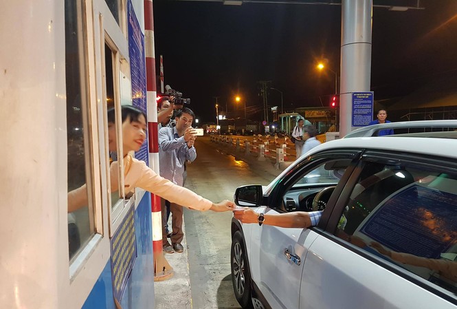 'Xả trạm' ban ngày, BOT Cai Lậy thu phí vào... đêm Trạm BOT Cai Lậy thu phí trở lại vào đêm ngày 1/12.