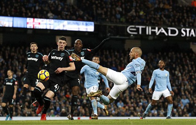Man City tái lập khoảng cách 8 điểm với Man Utd David Silva ghi bàn thắng ấn định chiến thắng 2-1 cho Man City