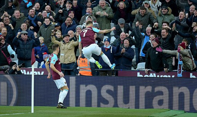 Chelsea bất ngờ ngã ngựa trước West Ham Các cầu thủ West Ham ăn mừng bàn thắng