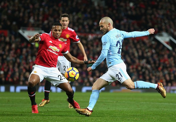 M.U 'tung cờ trắng' ở cuộc đua vô địch David Silva là tác giả bàn mở tỷ số cho M.U.