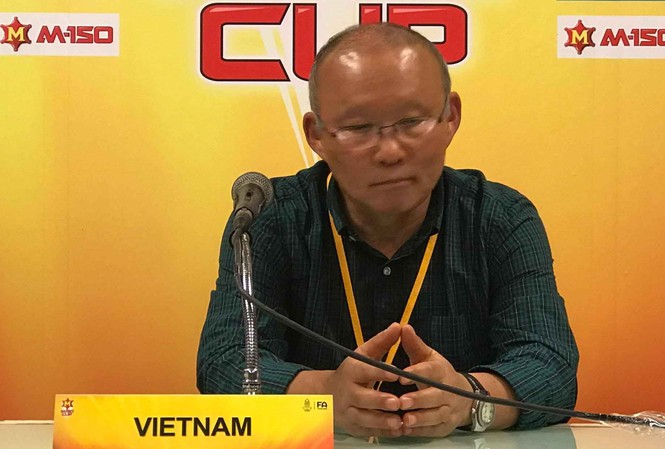 Ông Park Hang Seo nói U23 Việt Nam đá 'tham lam', ít phối hợp HLV Park Hang Seo trong buổi họp báo.