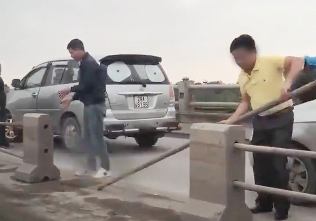 Vụ tự ý tháo rào phân cách cầu Thanh Trì: Một tài xế bị tước bằng Văn phòng UB ATGT Quốc gia đánh giá, hành động này (trong ảnh) là phá hoại. (Ảnh cắt từ clip trên mạng xã hội Facebook).