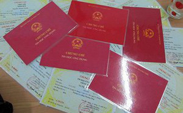 Cách chức chủ tịch xã sử dụng hai bằng tốt nghiệp giả Ông Quý bị cách chức chủ tịch UBND xã Đắk Sin do sử dụng bằng giả