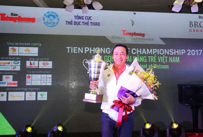 Lê Hùng Nam vô địch giải Golf Tiền Phong Championship Golfer Lê Hùng Nam và chiếc Cup vô địch
