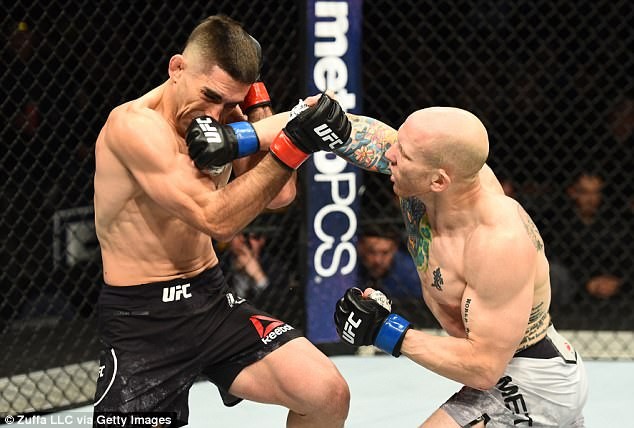 Đấm đối phương ngất lịm, võ sĩ vô danh gây địa chấn ở UFC Josh Emmett (phải) trong trận đấu với Ricardo Lamas.
