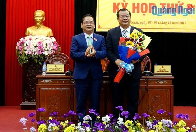 Thủ tướng phê chuẩn nhân sự tỉnh Tuyên Quang và Quảng Ngãi Bí thư Tỉnh ủy, Trưởng đoàn ĐBQH tỉnh Lê Viết Chữ tặng hoa chúc mừng ông Nguyễn Tăng Bính tại kỳ họp thứ 8 HĐND tỉnh khóa 12. Ảnh: Báo Quảng Ngãi