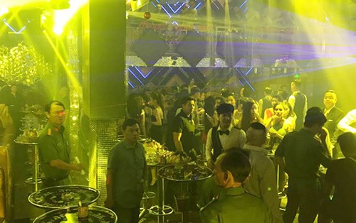 Cảnh sát bao vây 2 quán bar tại Sài Gòn vào rạng sáng Hàng trăm khách vẫn vui chơi lúc rạng sáng trong quán bar S5.