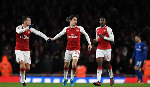Arsenal và Chelsea níu chân nhau tại Emirates Bellerin (giữa) ghi bàn thắng quý giá mang về 1 điểm cho Arsenal
