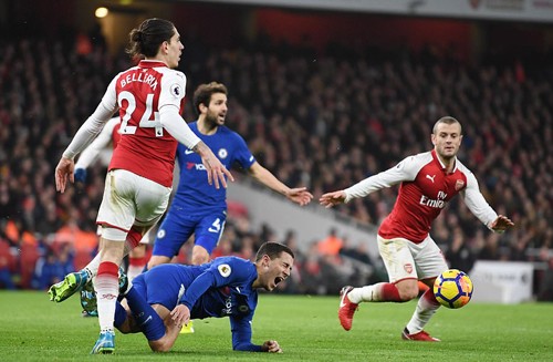 Chia điểm ở derby London, Wenger bực bội với trọng tài Hazard ngã trong vòng cấm sau tình huống tác động của Bellerin