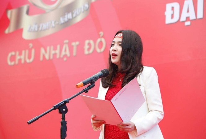 Quỹ Vì tầm vóc Việt, Tập đoàn TH lần thứ 5 đồng hành cùng Chủ Nhật Đỏ Bà Trần Thị Như Trang phát biểu tại buổi lễ. Ảnh Hồng Vĩnh.