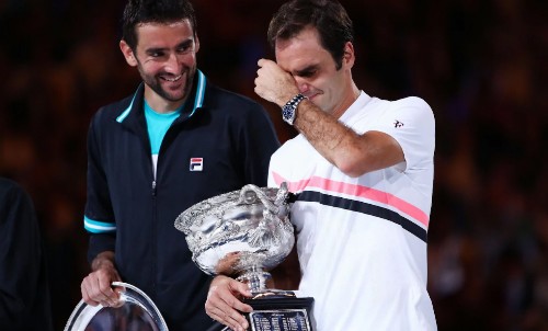Federer bật khóc khi giữ cúp Australia mở rộng ở tuổi 36 Federer bật khóc như đứa trẻ với Grand Slam thứ 20, dù anh vẫn chưa thể lấy lại ngôi số một thế giới của Nadal.