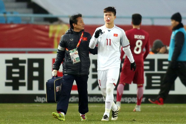 Những người hùng thầm lặng sau hào quang U23 Việt Nam Hình ảnh Duy Mạnh lĩnh trọn quả tạt bóng rất căng của cầu thủ U23 Qatar và bị chảy máu ở vùng mặt nhưng anh vẫn tiếp tục thi đấu đầy quả cảm khiến nhiều người không cầm nổi nước mắt.