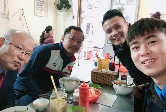 Học trò mời HLV Park Hang-seo món phở bò "Khi đàn ông đi ăn phở", Duy Mạnh đăng status dí dỏm kèm tấm ảnh đang ăn phở cùng HLV Park Hang-seo.