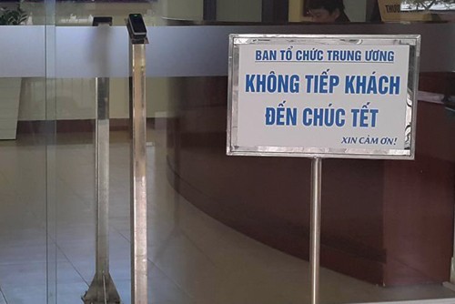 Ban Tổ chức Trung ương đặt biển 'không tiếp khách đến chúc Tết' Biển thông báo không tiếp khách đến chúc Tết đặt trước trụ sở Ban Tổ chức Trung ương ngày 1/2. Ảnh: NN
