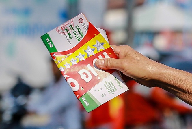 Vé 'chợ đen' công khai rao bán trước giờ giao lưu với tuyển U23 Vé 'chợ đen' công khai rao bán trước giờ giao lưu với tuyển U23