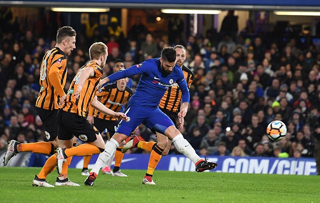 Giroud mở 'tài khoản', Chelsea dễ dàng vào tứ kết FA Cup Olivier Giroud có bàn thắng đầu tiên trong màu áo xanh.