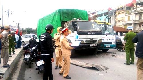 Xe tải trượt dốc cầu ở Hải Phòng, đè bẹp nhiều phương tiện Sau khi trượt dốc, xe tải chở cám con cò mới dừng lại khi mắc vào xe khách Hải Âu. Ảnh: Minh Sơn