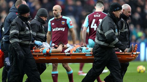 Hậu vệ West Ham nhập viện vì chấn thương kinh dị Hậu vệ West Ham nhập viện vì chấn thương kinh dị