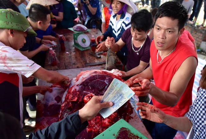 Chi ba triệu đồng mua cân thịt trâu vô địch để cầu may Chi ba triệu đồng mua cân thịt trâu vô địch để cầu may