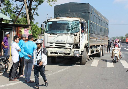 Kinh hãi ôtô tải tông xe khách rồi lao vào nhà dân Chiếc xe tải hư hỏng sau tai nạn.
