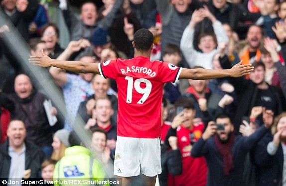 Mourinho hạnh phúc với chiến thắng ở derby nước Anh Marcus Rashford là tác giả cú đúp vào lưới Liverpool.