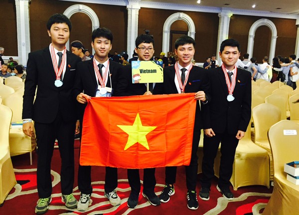 'Cậu bé vàng' giành học bổng của Viện công nghệ số 1 thế giới Nguyễn Thế Quỳnh (thứ 2 từ trái sang) cùng đội tuyển Việt Nam tham dự Olympic Vật lý Quốc tế năm 2017 tại Indonesia.