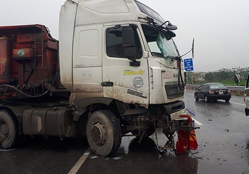 Tai nạn liên tiếp, cao tốc Pháp Vân - Cầu Giẽ ùn tắc kinh hoàng Xe ben đâm vào nát dải phân cách giữa lúc hơn 16h.