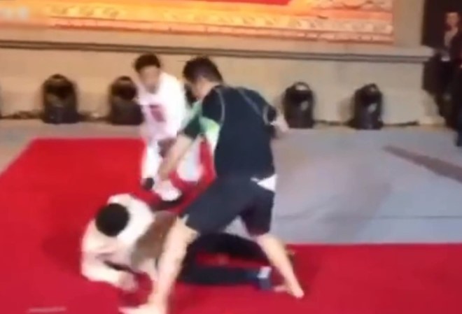 'Truyền nhân của Diệp Vấn' thua võ sĩ MMA vì… đói bụng? Từ Hiểu Đông liên tục khiến đối thủ phải nằm sàn. Ảnh cắt từ video.