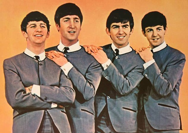 Dàn sao Liverpool hóa thân thành 'Tứ quái Beatles' Dàn sao Liverpool hóa thân thành 'Tứ quái Beatles'