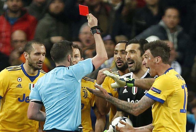 Trọng tài quá nghiệt ngã với thủ môn Buffon? Trọng tài quá nghiệt ngã với thủ môn Buffon?