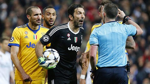 Thủ thành Buffon nhất quyết không xin lỗi trọng tài Oliver Thủ thành Buffon nhất quyết không xin lỗi trọng tài Oliver