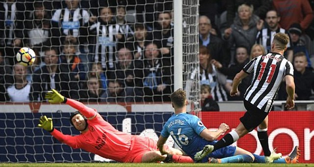Hàng thủ mơ ngủ, Arsenal thua ngược Newcastle Hàng thủ mơ ngủ, Arsenal thua ngược Newcastle